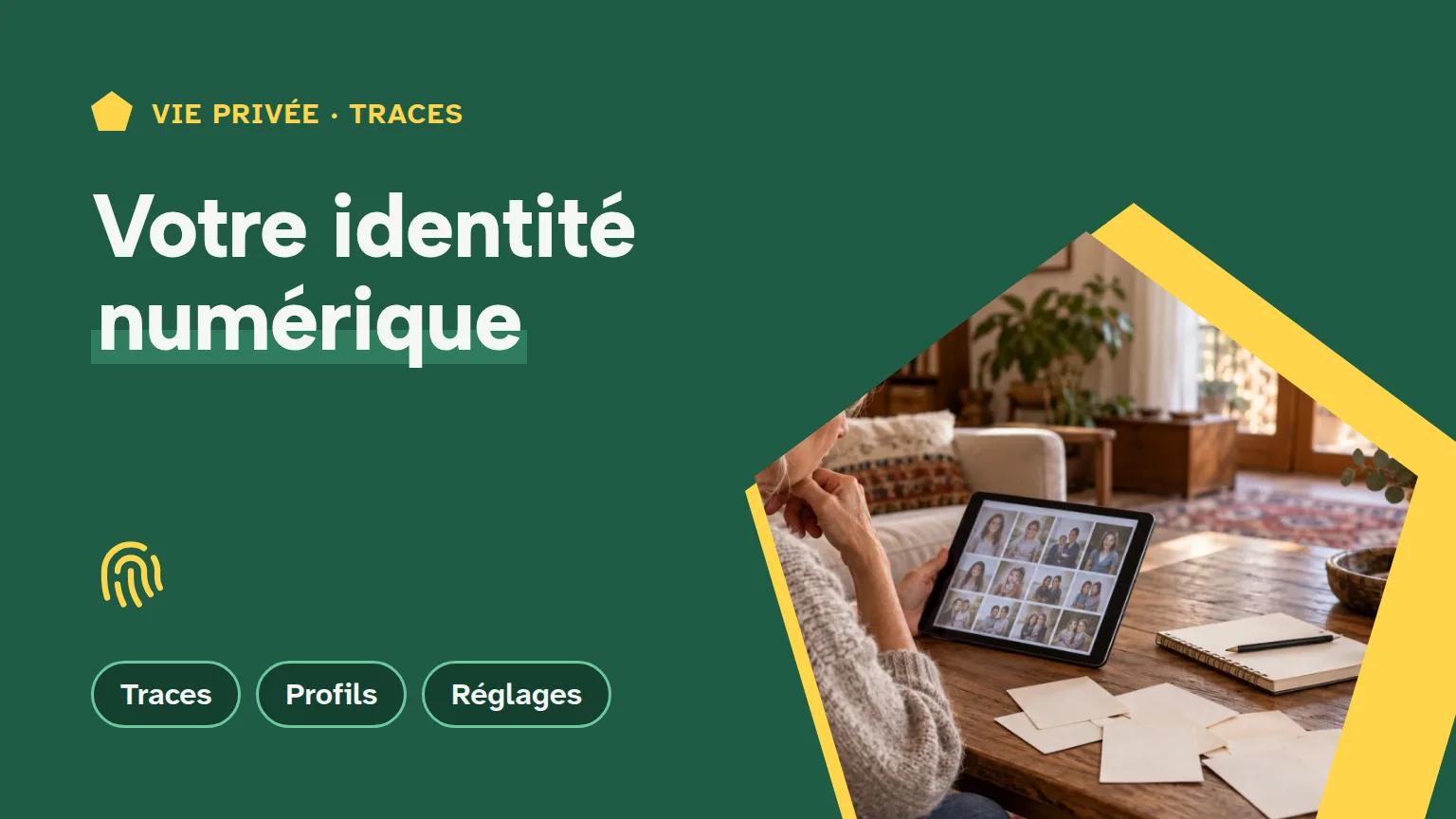 Couverture « Votre identité numérique » : une adulte examine ses informations en ligne sur une tablette dans son salon.