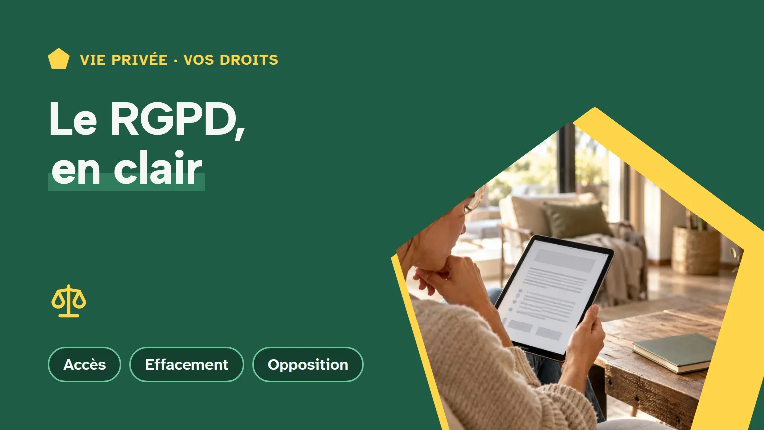 Couverture « Le RGPD, en clair » : un adulte consulte un formulaire sur sa tablette dans son salon.